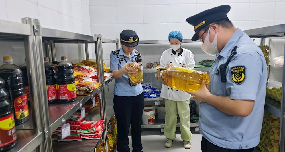 夏季食品安全防線再加固——師市市場監督管理局深入開展集中供餐單位 專項整治行動