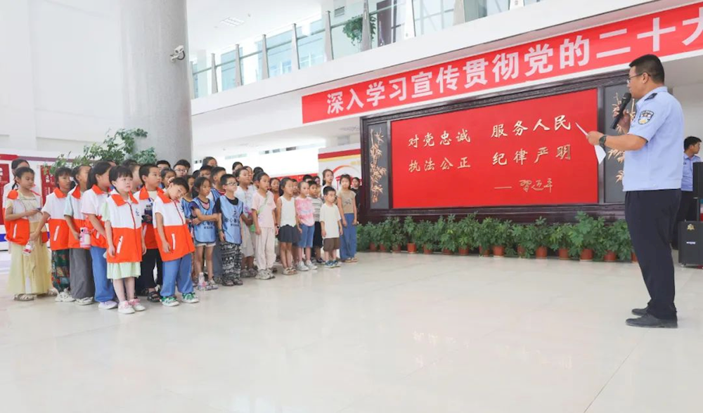 第一師阿拉爾市公安局開展“‘未’你而來 守護‘童’行”2025年暑期警營文化開放日活動
