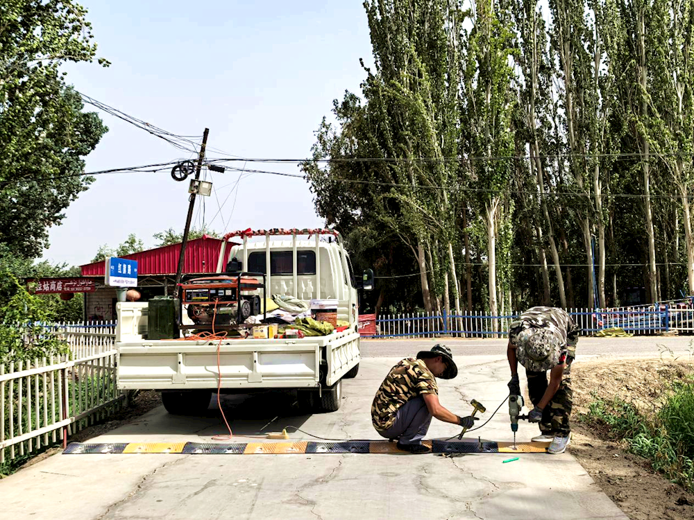 民生直通車丨十一團一連“訪惠聚”工作隊為民辦實事 13條減速帶守護職工出行安全