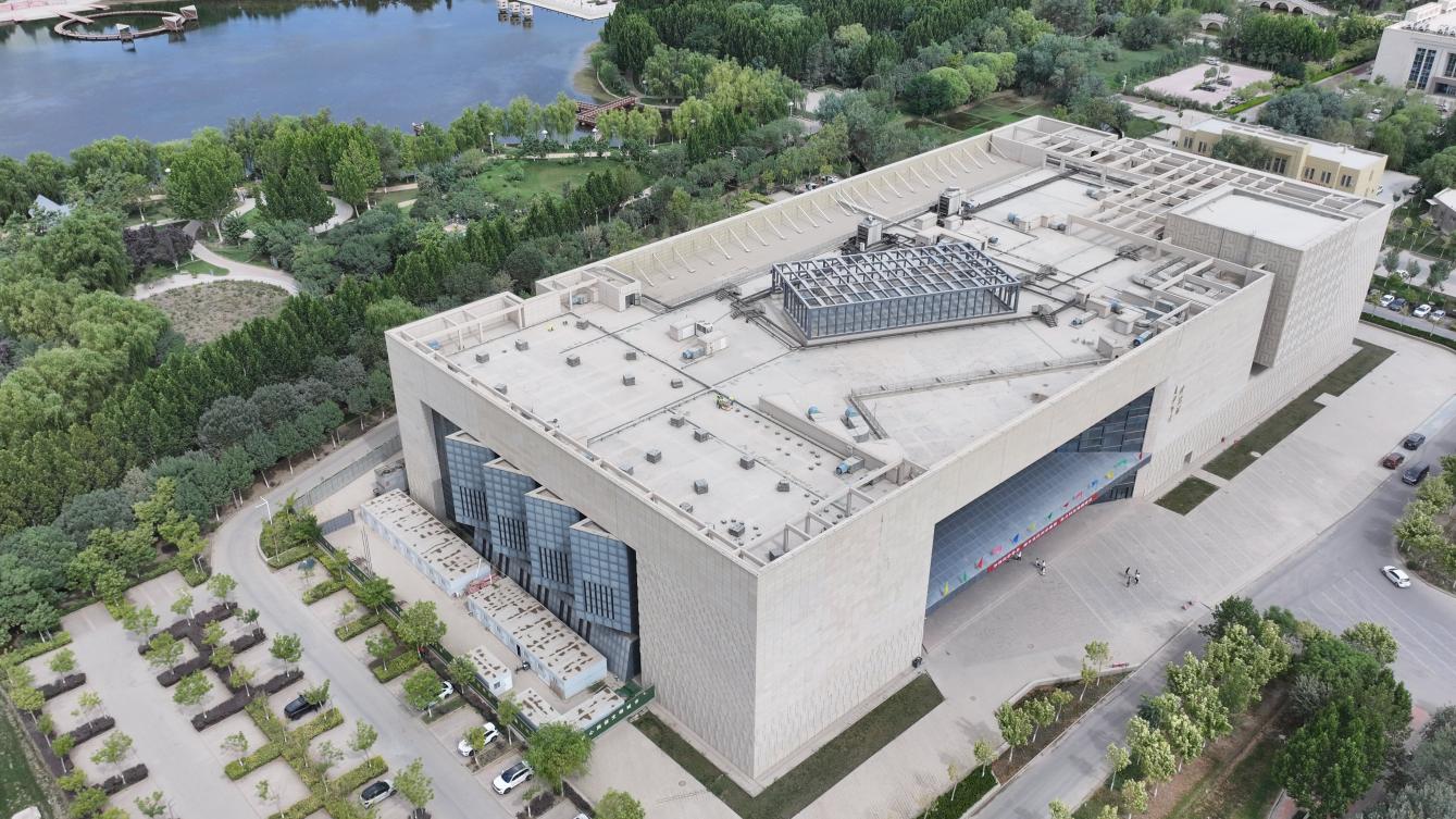 綠色能源點亮科技之光：阿拉爾科技館屋頂奏響“雙碳”新樂章