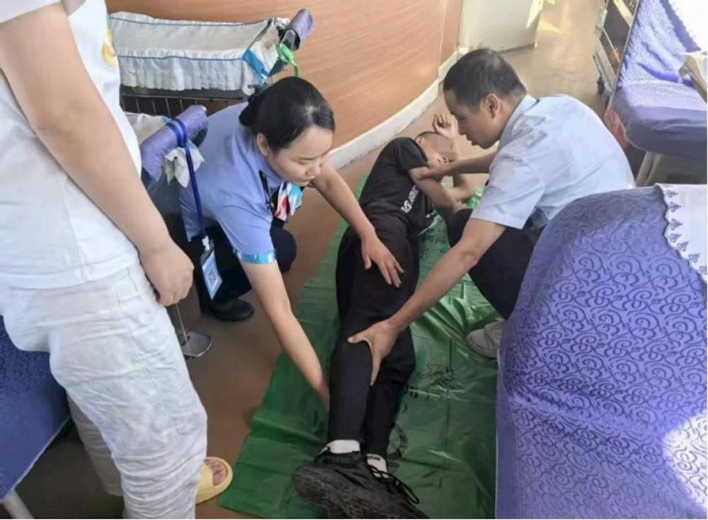 人民日報點贊|兵團國家區域醫療中心醫生在列車上3次出手救人！