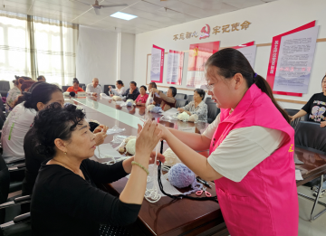 甜蜜暴擊！綠園社區七夕“曬”出老一輩愛情，金婚秘訣圈粉年輕人