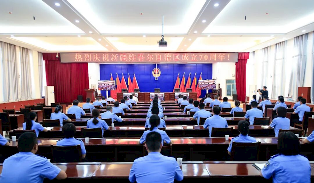 第一師阿拉爾市公安機關組織集中觀看新疆維吾爾自治區成立70周年慶祝大會盛況