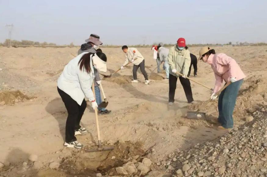 四團開展“離開桌 走下地”機關黨員干部  作風大轉變大錘煉活動