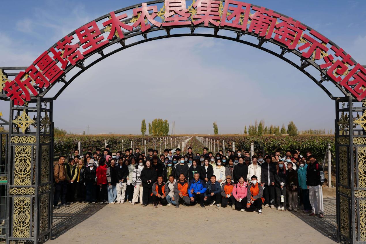 塔里木大學農學院學子赴均暉農業開展冬季果樹修剪實踐活動