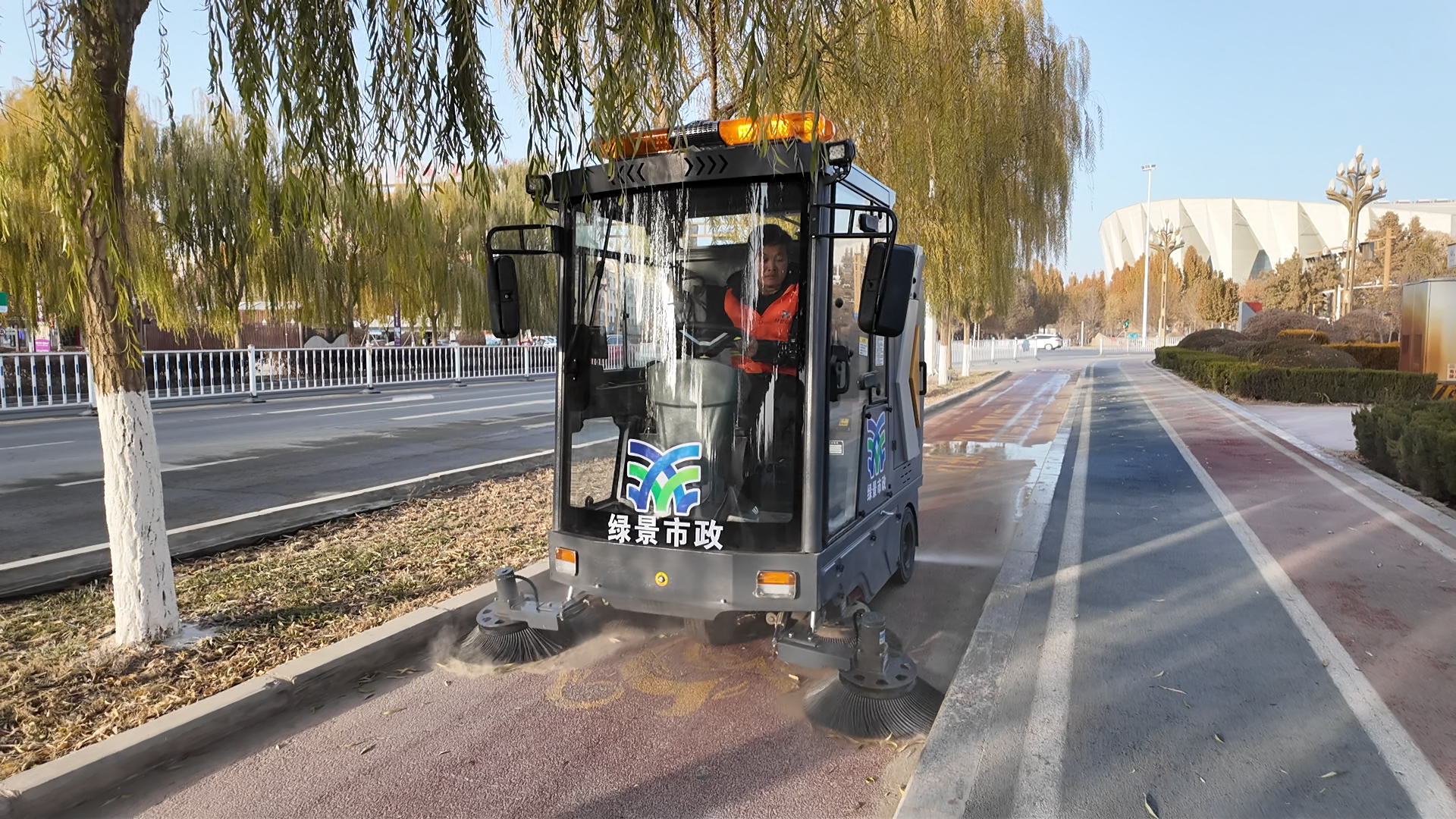 小機械“美容師”上崗 科技賦能綠色清潔