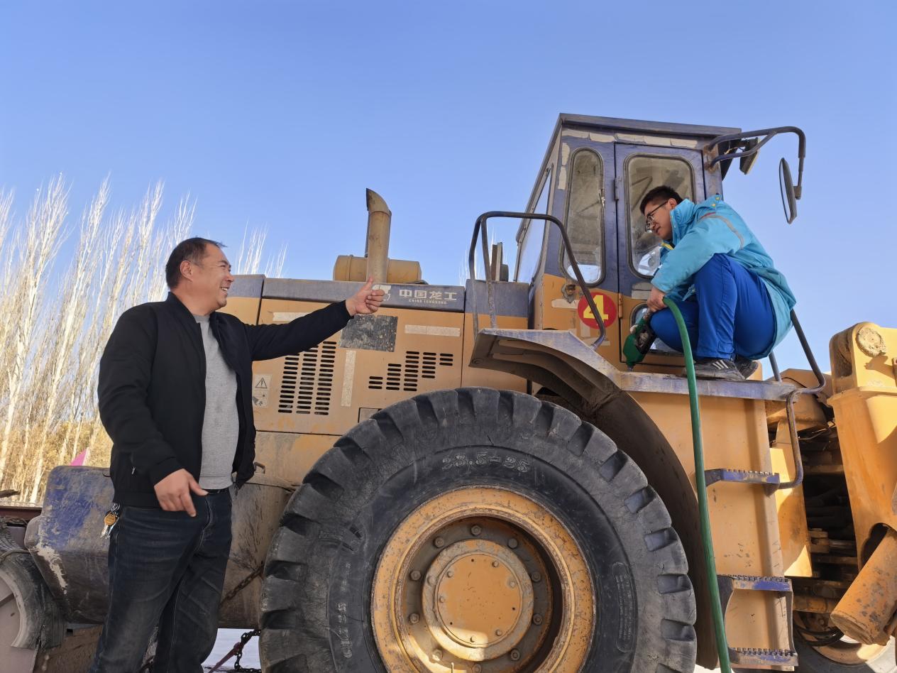 阿拉爾石油公司： 流動加油進棉田 能源保供助秋收
