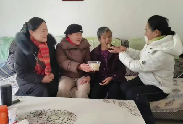 十二團(tuán)—臺(tái)州新村黨總支與離退休干部黨支部冬至暖意濃?情暖困難老黨員及獨(dú)居老人