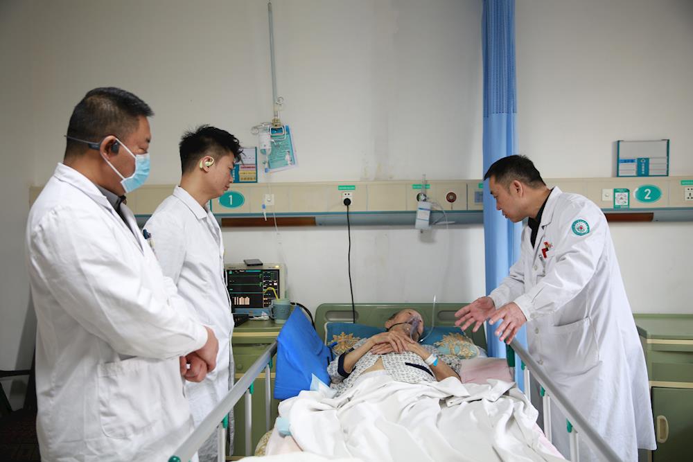 首秀！機器人“操刀”脊柱手術(shù)  第一師醫(yī)院開啟智能骨科時代