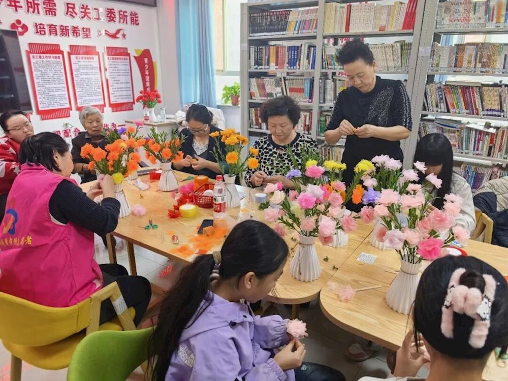 新時(shí)代文明實(shí)踐 | 六團(tuán)“知心奶奶”陪同社區(qū)青少年開(kāi)展迎新春手工花束制作活動(dòng)