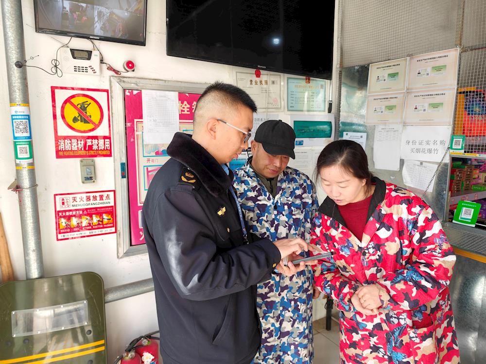 第一師阿拉爾市應急管理局春節期間煙花爆竹專項檢查“不打烊”