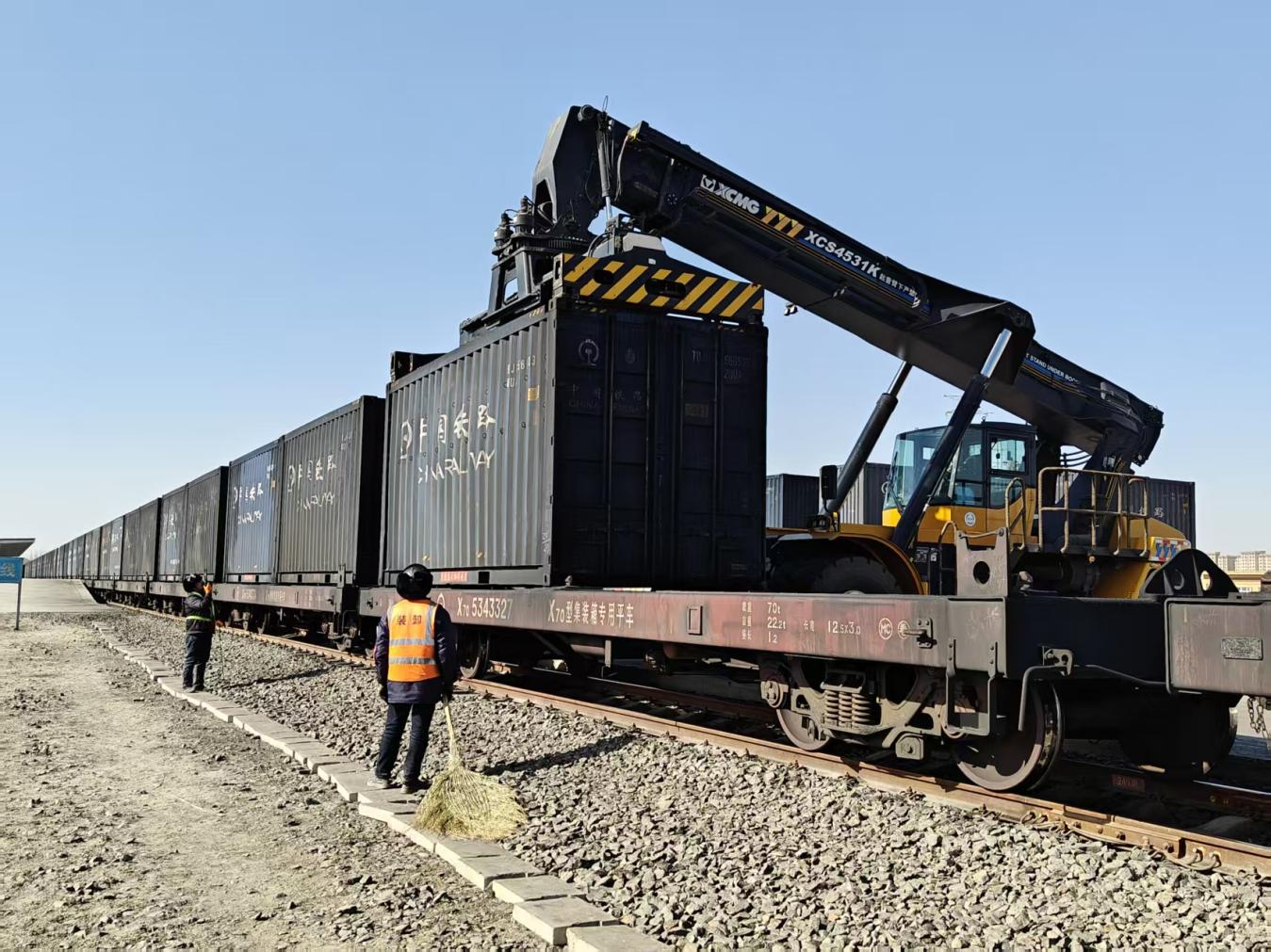 阿塔鐵路公司實(shí)現(xiàn)石油焦運(yùn)輸“零突破”  為區(qū)域石化企業(yè)降本增效