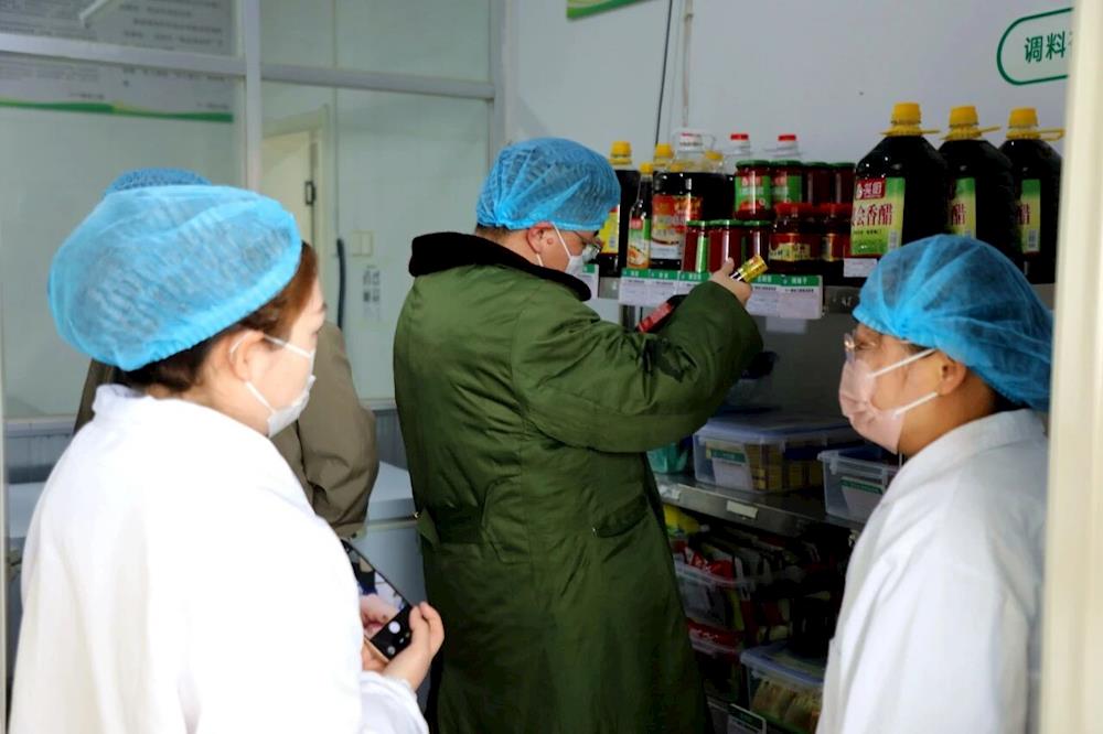 十一團開展校園食堂食品安全專項檢查 護航開學季