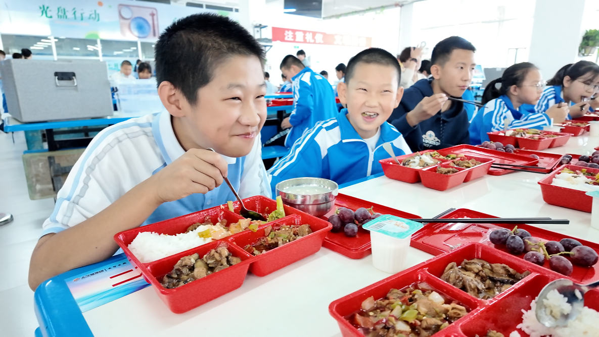 田間到餐桌 產(chǎn)業(yè)共振興——大學(xué)城集團(tuán)中央  廚房繪就民生產(chǎn)業(yè)協(xié)同新圖景