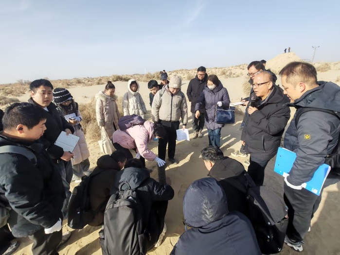 塔里木大學師生走進阿拉爾國家級風蝕監測站開展研學活動