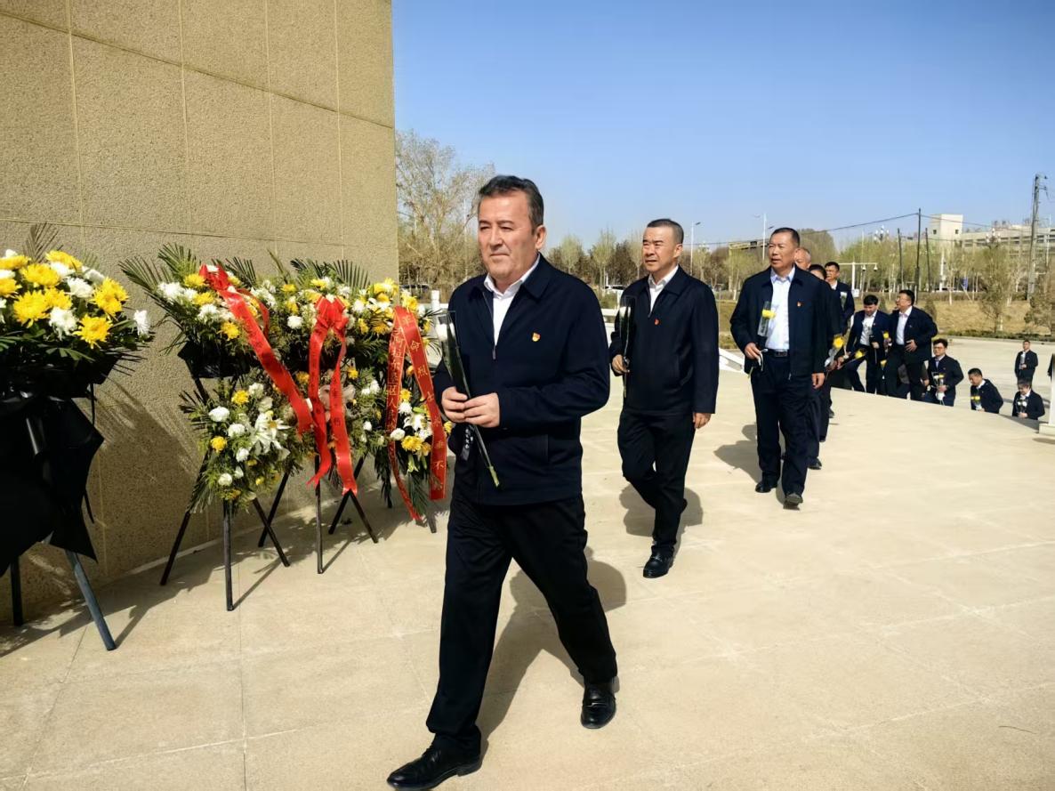 ”緬懷先烈遺志 汲取奮進力量“清明節祭掃活動