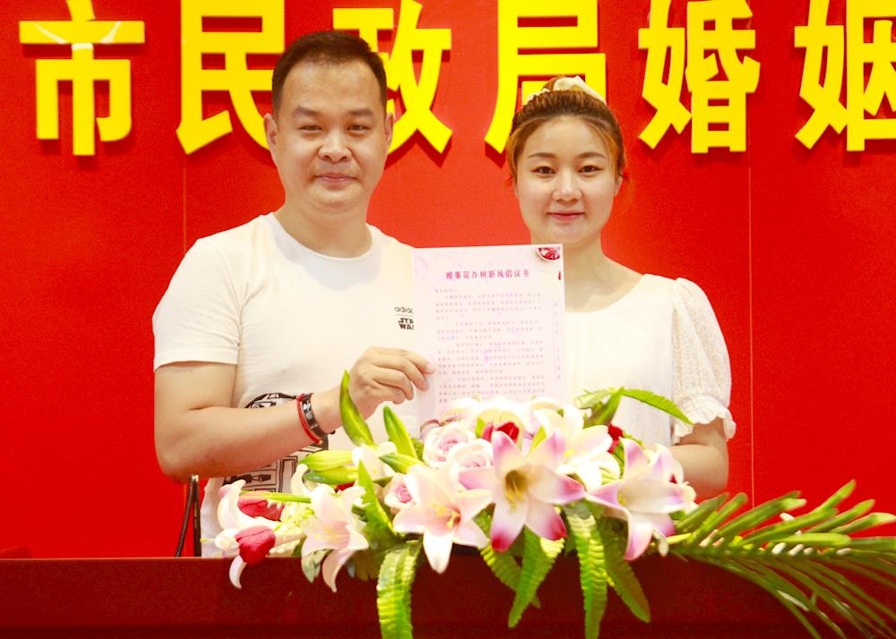 積極倡導文明婚俗 阿拉爾市婚姻登記處 為師市創建文明城市“助力添彩”