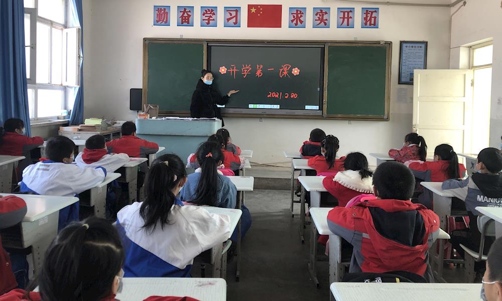 三團中學(xué)開展《開學(xué)第一課》、“我們的節(jié)日”、 升國旗儀式等主題系列教育活動