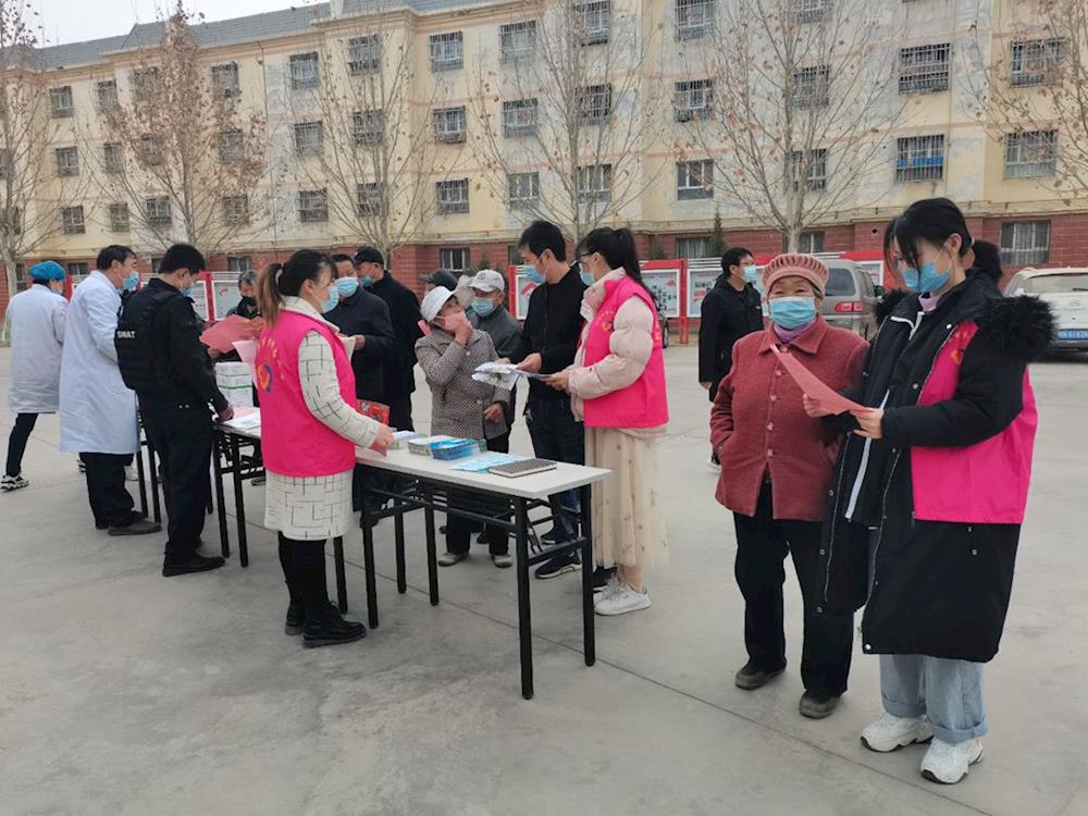 三團文化路社區開展“3·5”學雷鋒志愿服務活動，宣傳健康安全生活知識