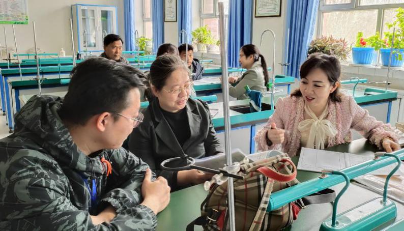 臺(tái)州和師市阿拉爾教育局名師為三團(tuán)中學(xué)送教送培