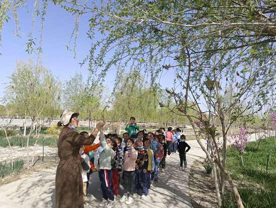 七團幼兒園開展“走出校園---尋找春天的足跡” 社會實踐活動