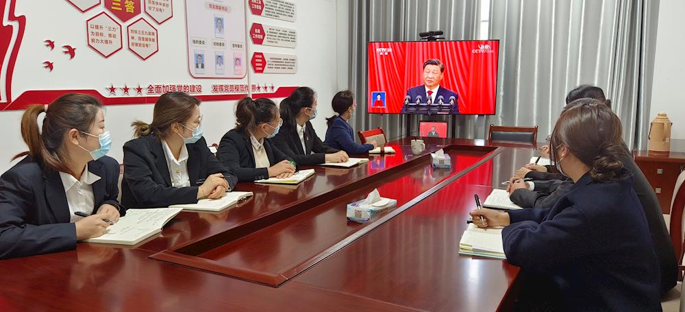 一師阿拉爾市工會系統組織觀看中國共產黨第二十次全國代表大會開幕會