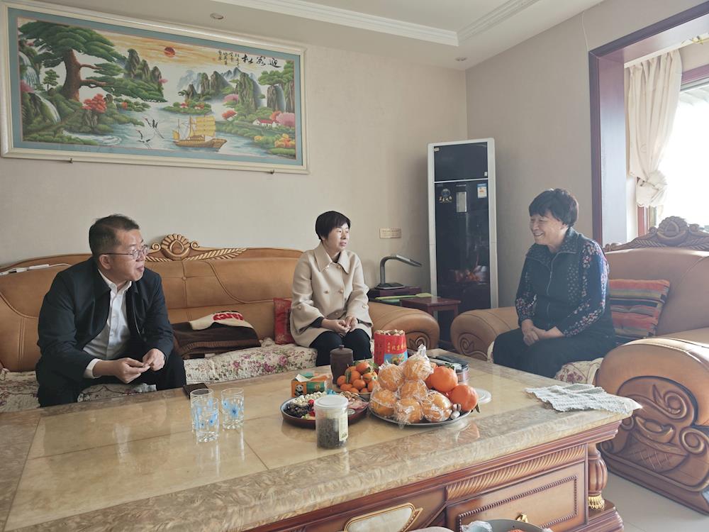 師市農業農村局春節前夕走訪慰問老干部